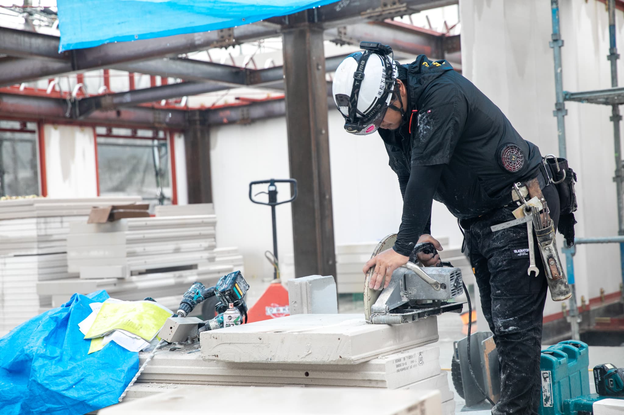4人の現場作業員の後ろ姿