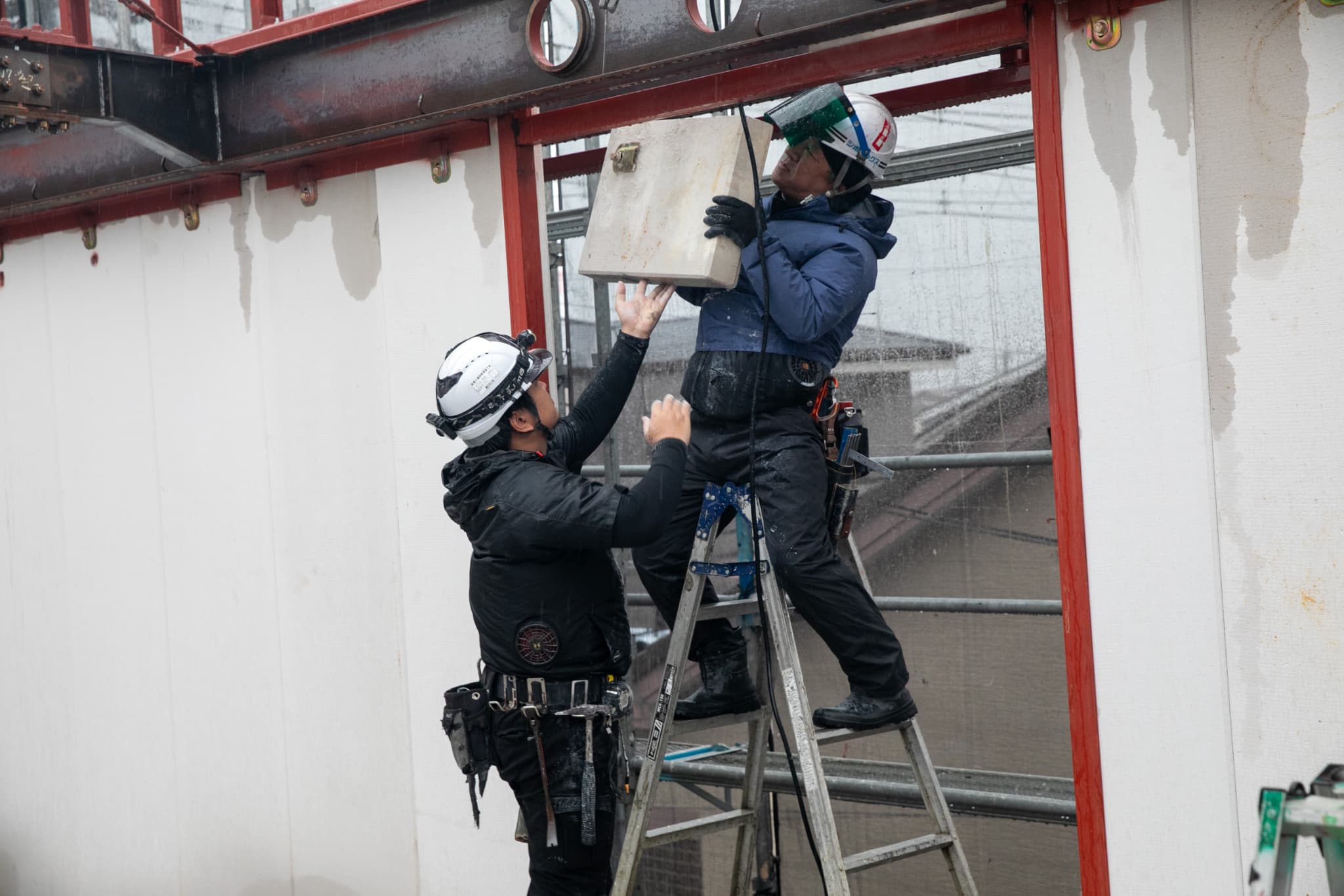 4人の現場作業員の後ろ姿