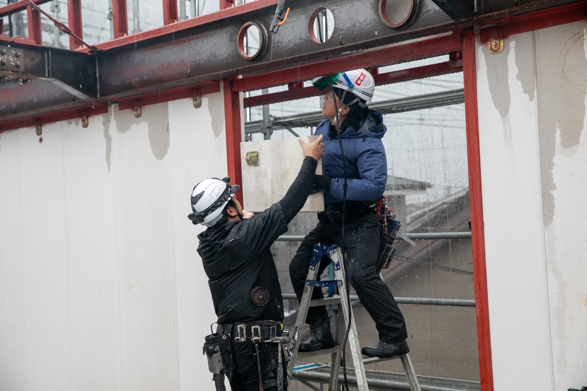 木材を運ぶ現場作業員