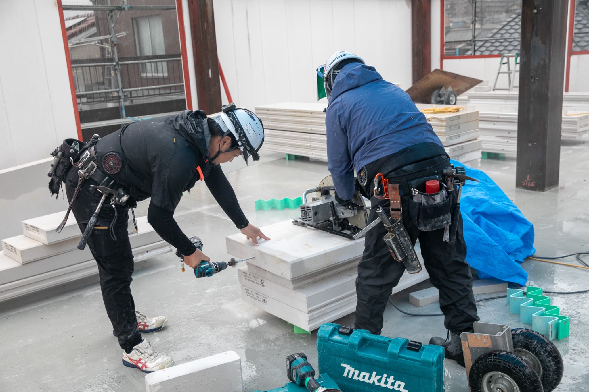 4人の現場作業員の後ろ姿