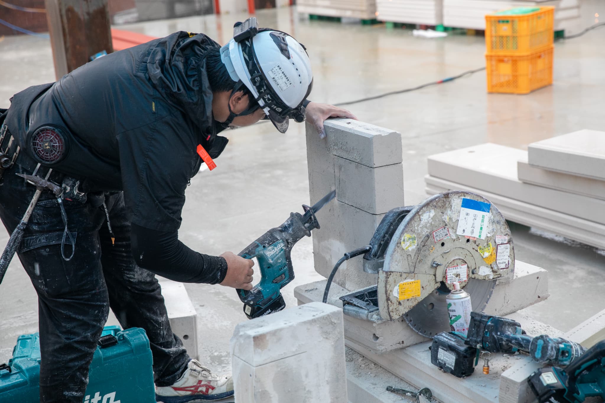 4人の現場作業員の後ろ姿