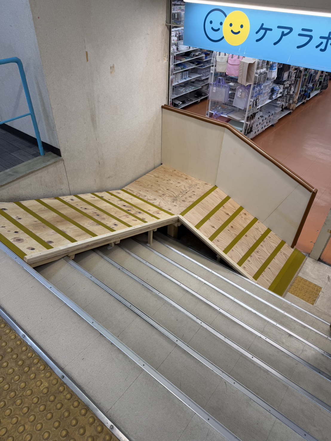 木材を運ぶ現場作業員