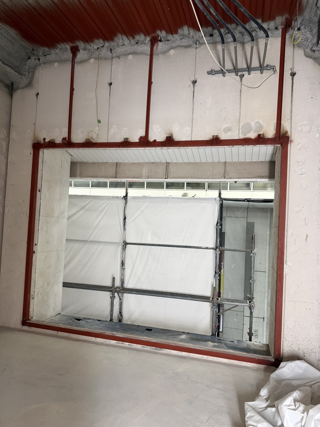 建築現場を確認する２人の現場作業員