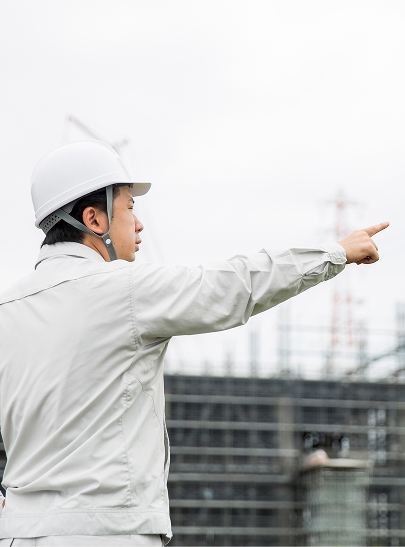 現場を指差す作業員